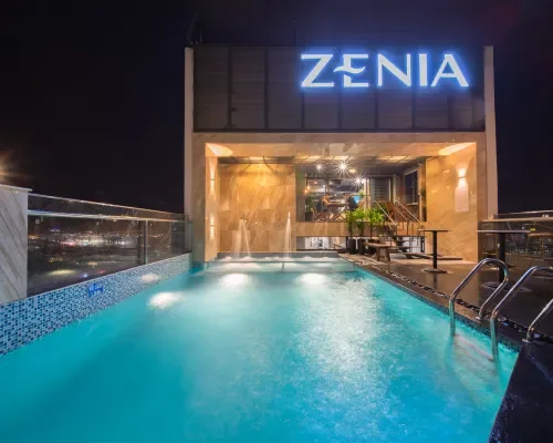 Hồ bơi trên cao về đêm tại Zenia Boutique Hotel Nha Trang