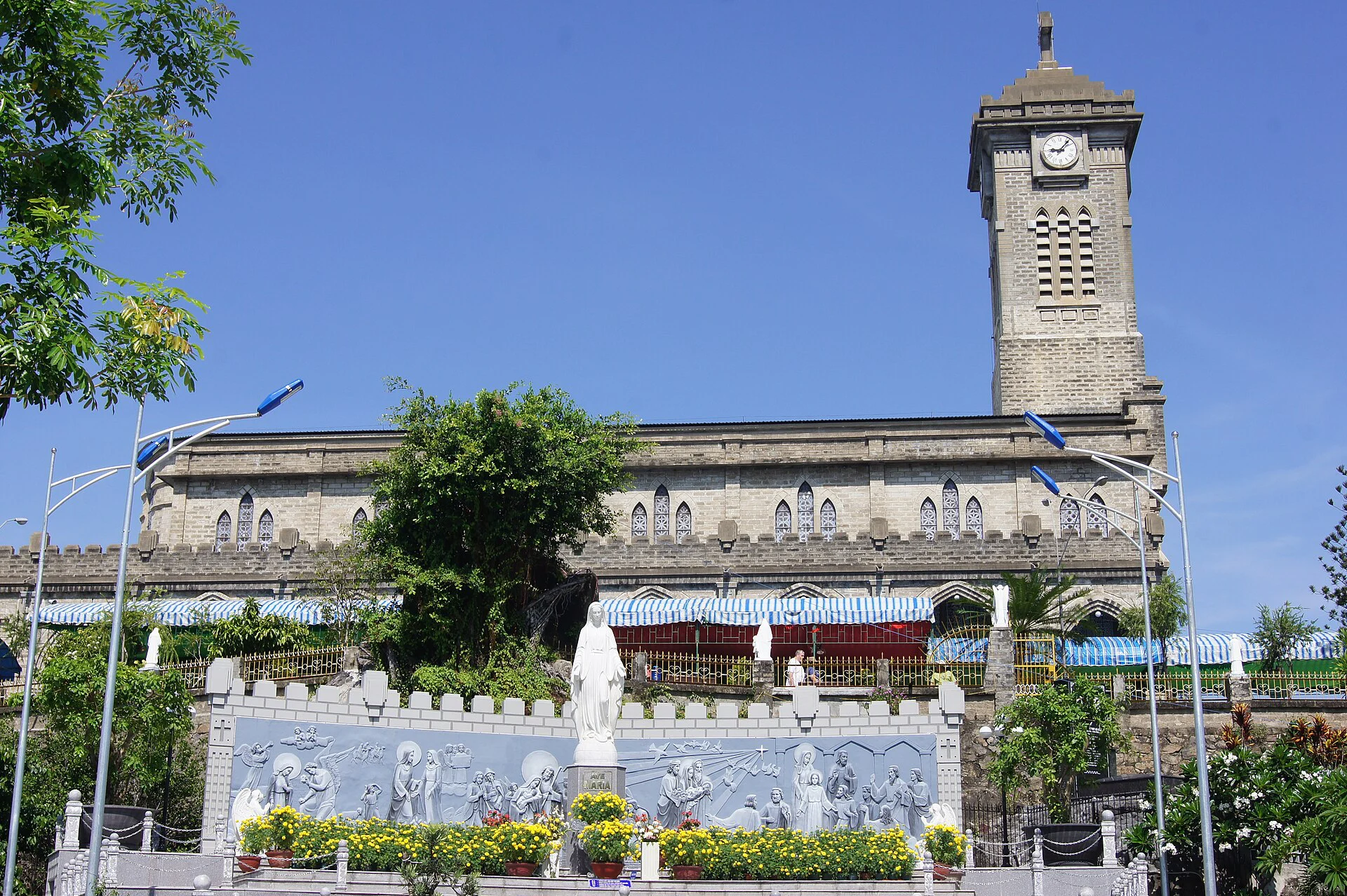 Khuôn viên Nhà thờ Núi Nha Trang