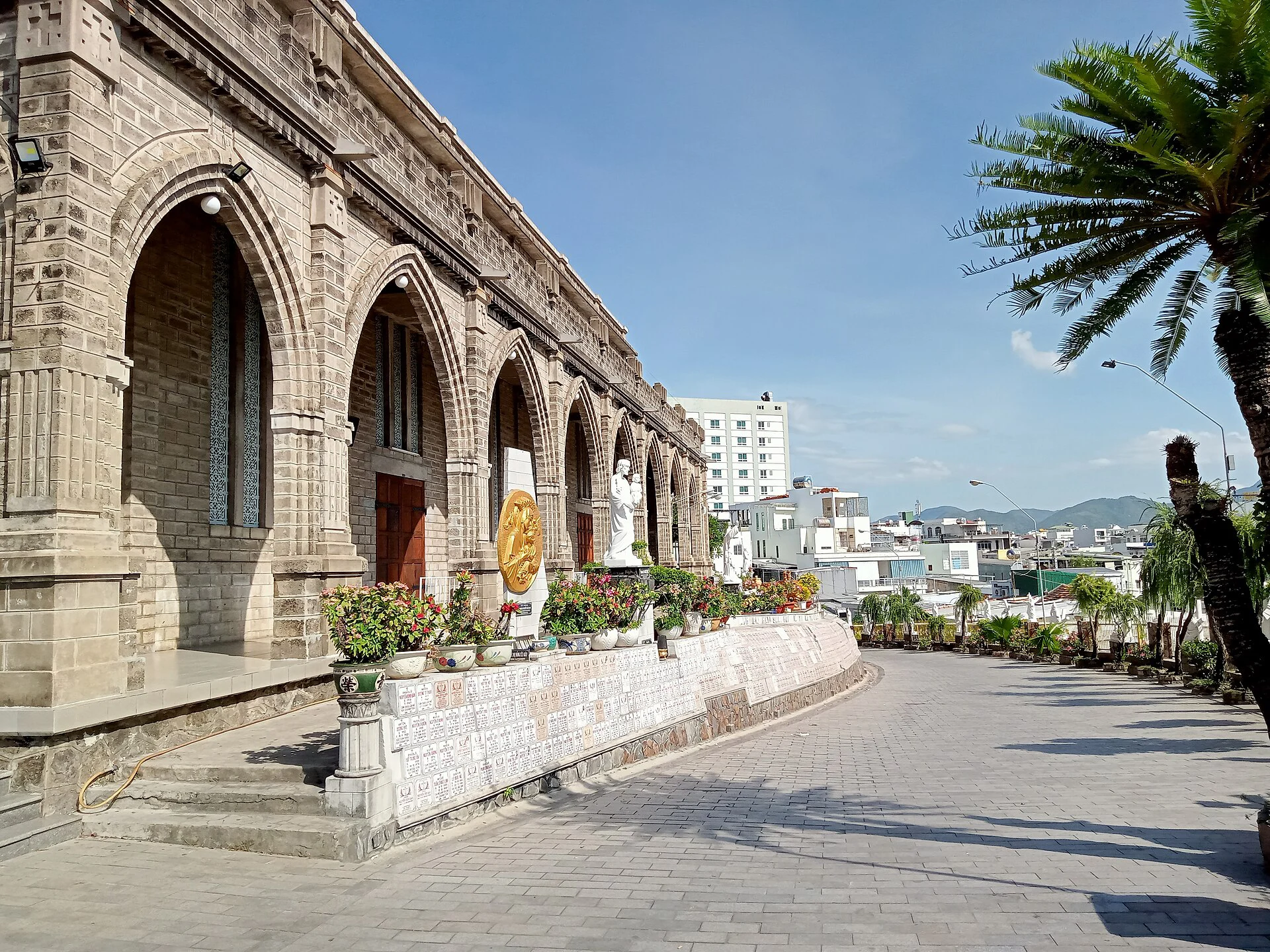 Lối vào Nhà thờ Núi Nha Trang
