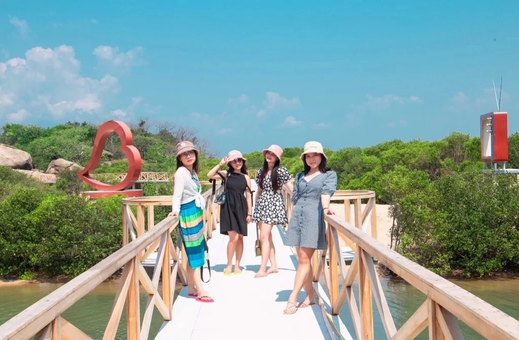 Cầu Tình Yêu tại Đảo Hoa Lan