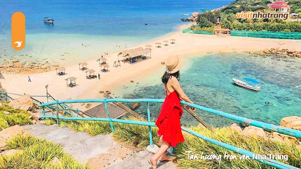 Cầu tựa vách đá trên Đảo Yến