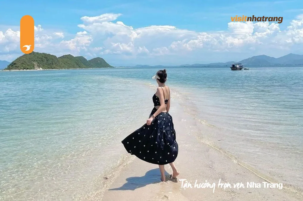 Con đường cát tại đảo Điệp Sơn