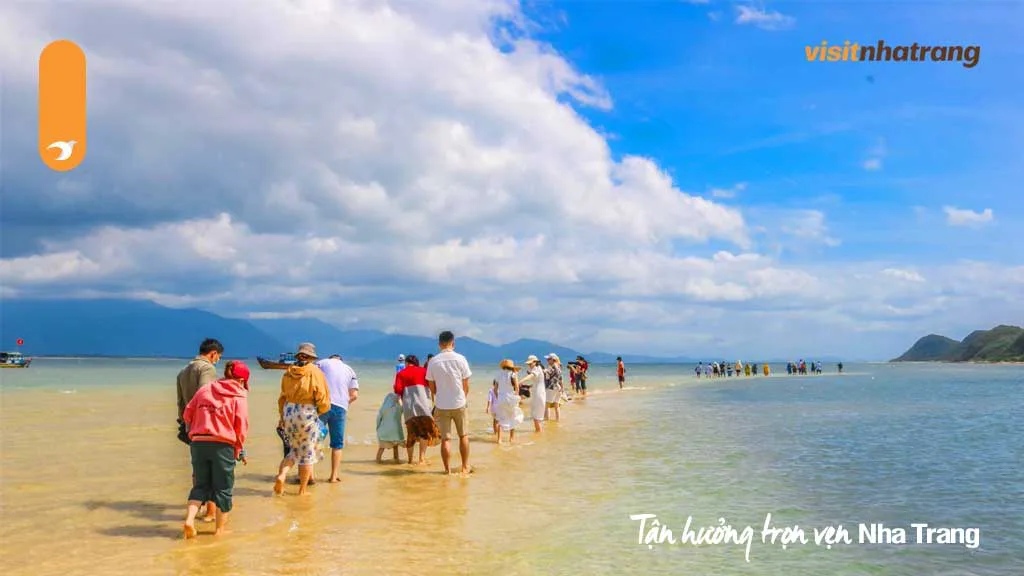 Hoạt động tắm biển trong tour Điệp Sơn Dốc Lết