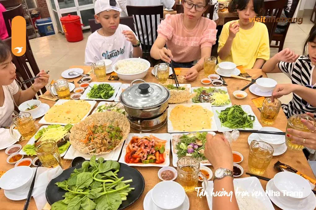 Bữa trưa trong tour Đồng Cừu Vĩnh Hy
