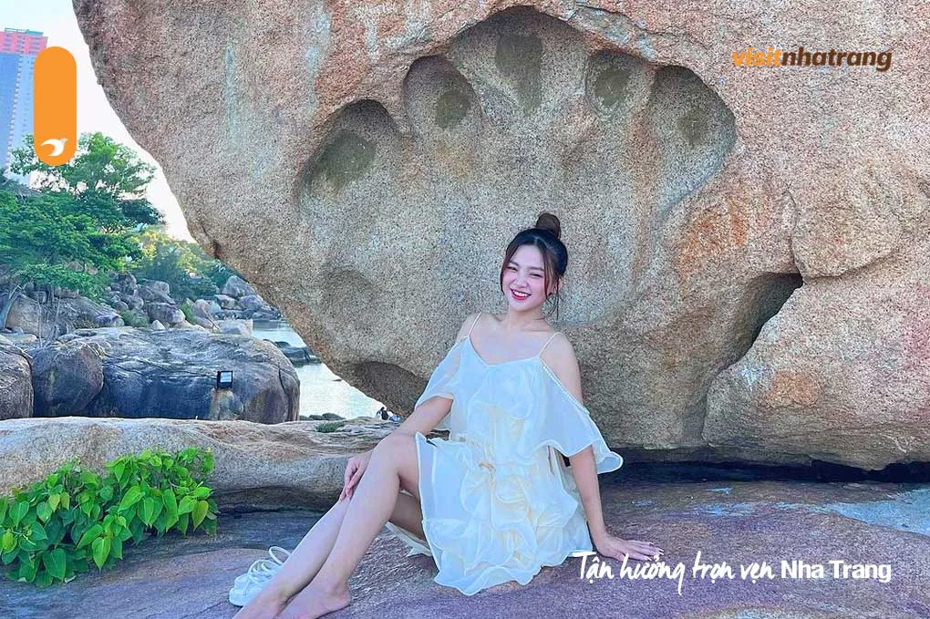 Cảnh quan đá tại Hòn Chồng Nha Trang