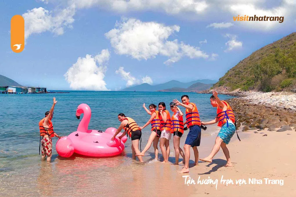 Cano tham quan vịnh Nha Trang