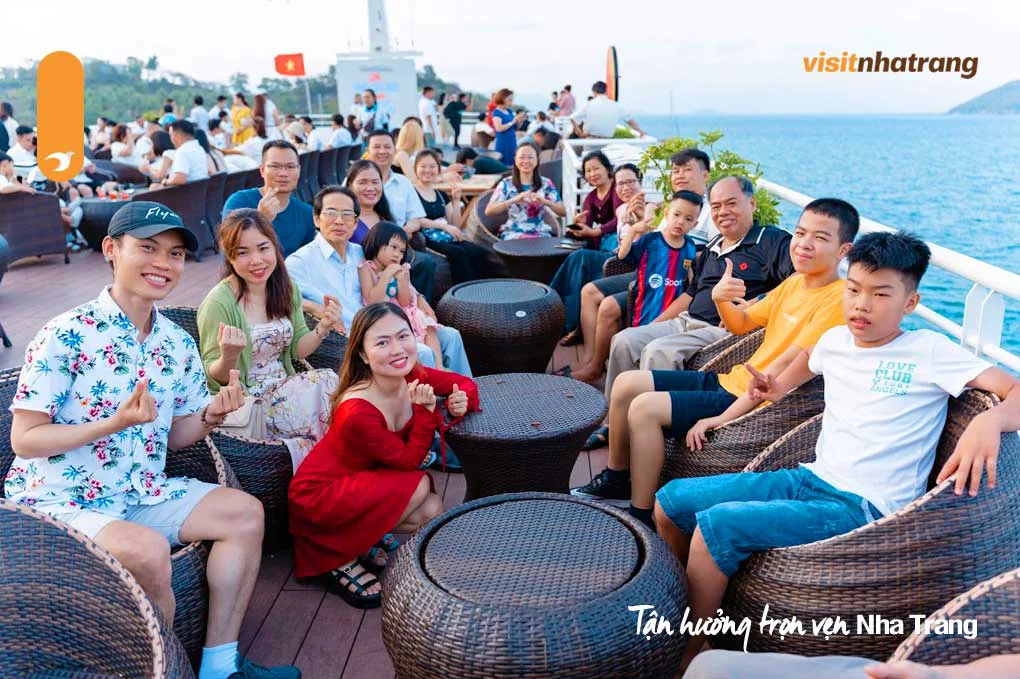 Du khách làm thủ tục tour Sealife Sunset