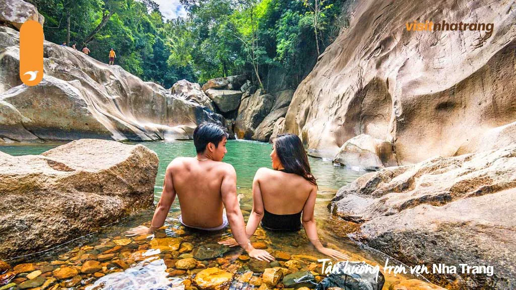 Đường đi bộ trong tour Suối Ba Hồ