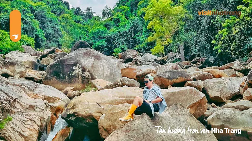 Khu vực nghỉ chân trong tour Ba Hồ