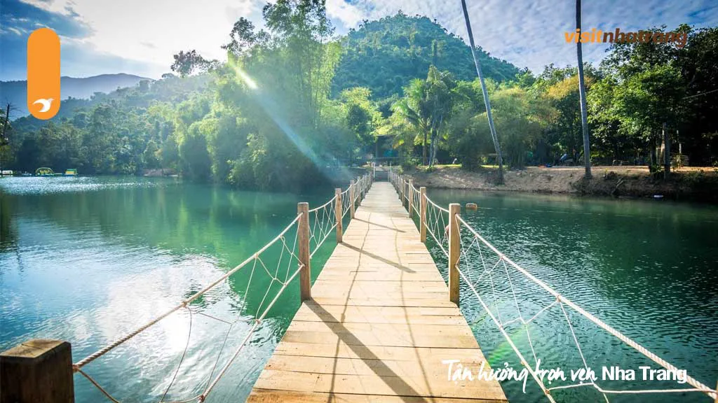 Cảnh quan xanh mát tại Suối Ba Hồ