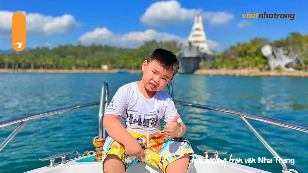 Khung cảnh biển đảo trên tuyến tour Trí Nguyên Nha Trang