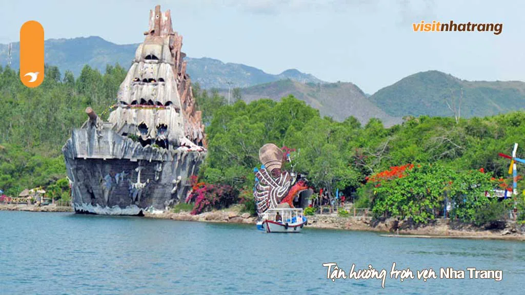 Không gian trưng bày sinh vật biển tại Thủy cung Trí Nguyên
