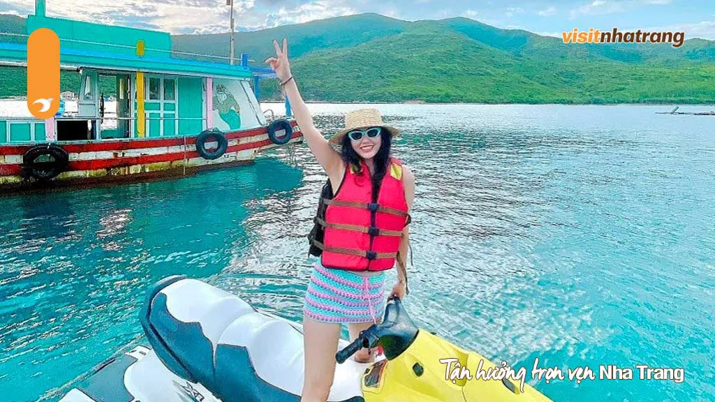 Hoạt động mô tô nước tự túc tại Vịnh San Hô
