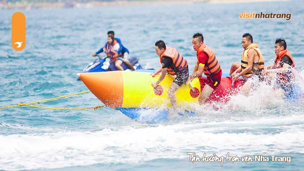 Trải nghiệm phao chuối tự túc tại Con Sẻ Tre Nha Trang