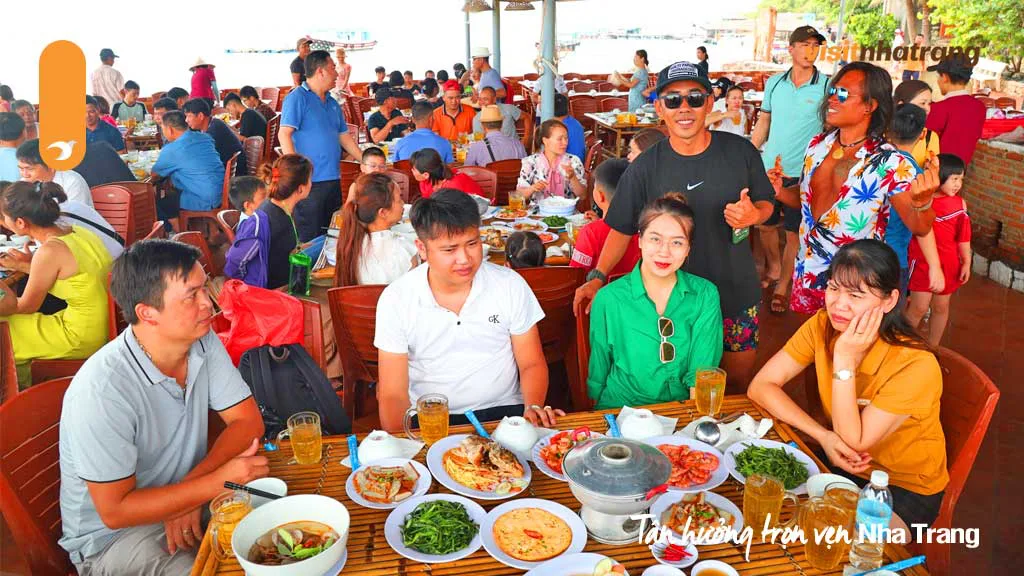 Khu vực vui chơi tại Con Sẻ Tre