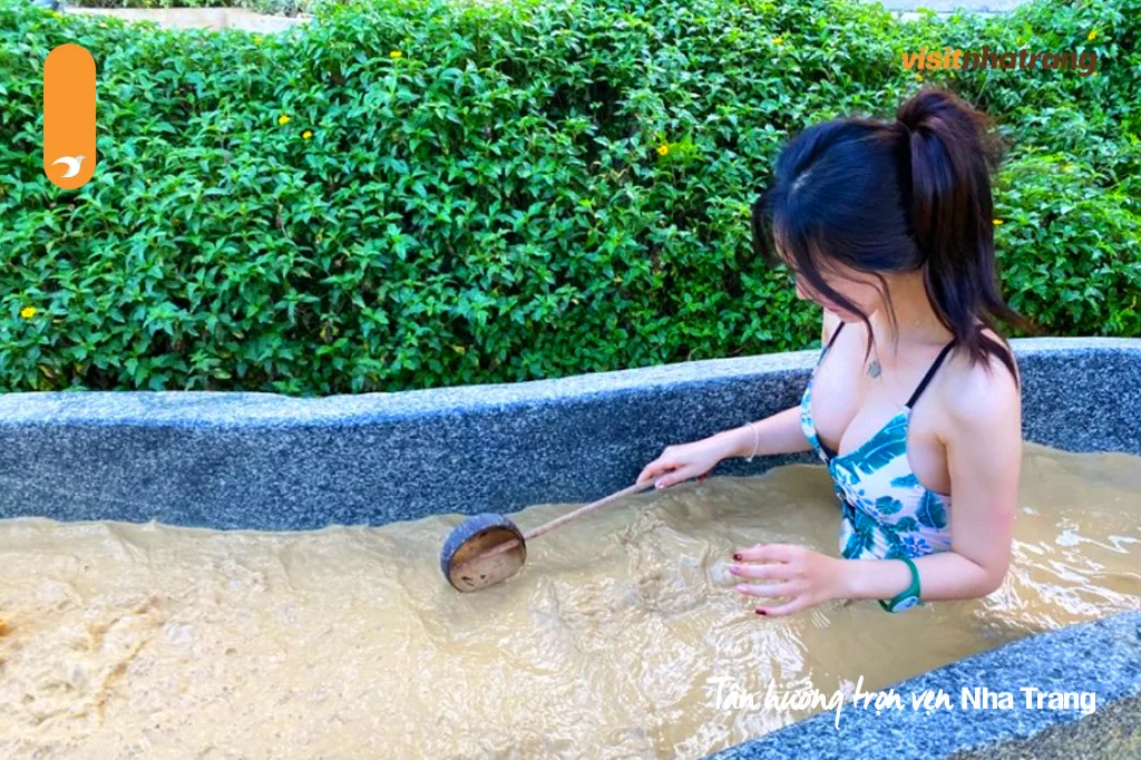 Khu tắm bùn khoáng Hòn Tằm nhìn ra vịnh Nha Trang