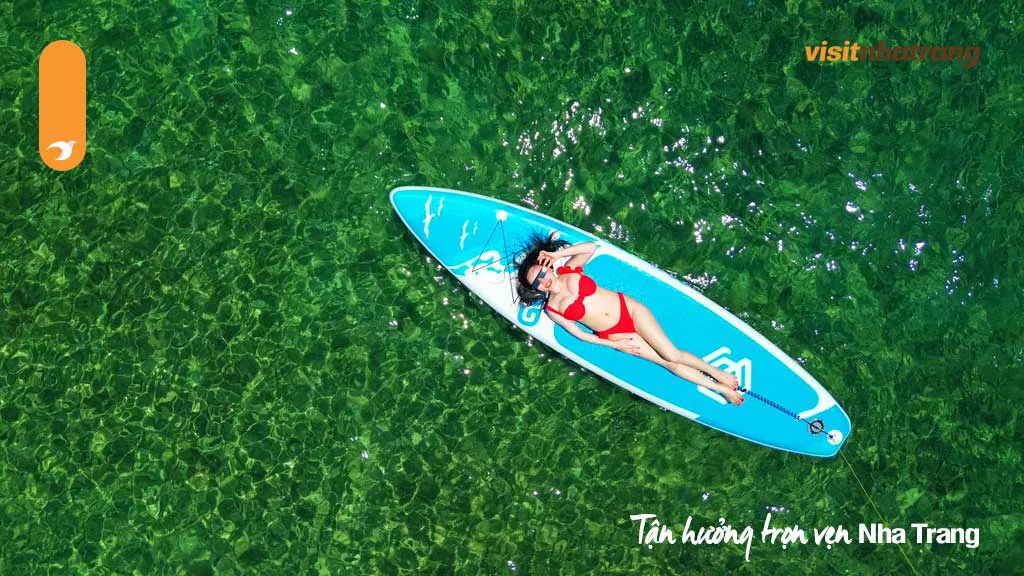 Du khách chèo SUP trên biển Hòn Tằm Nha Trang